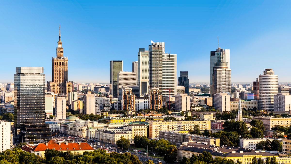 Kluczowe postanowienia związane z reprywatyzacją działek w centrum Warszawy m.in. po znanym gimnazjum oraz w sąsiedztwie Pałacu Kultury i Nauki wydawał jeden i ten sam warszawski sędzia – ustalił Onet.