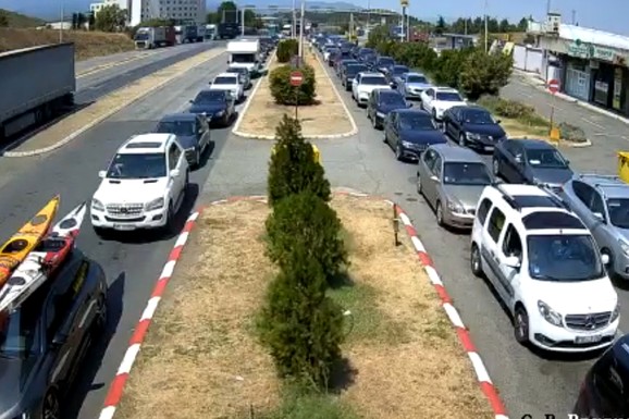 (FOTO, VIDEO) "TEMPERATURA U AUTU JE 53 STEPENA" Potpuno kolaps na Evzoniju, ogromnoj koloni se ne vidi kraj: Na izlaz iz Grčke čeka se preko dva sata, putnici očajni