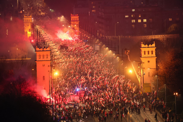 Warszawa, 11.11.2023. Uczestnicy Marszu Niepodległości na Moście Poniatowskiego w Warszawie
