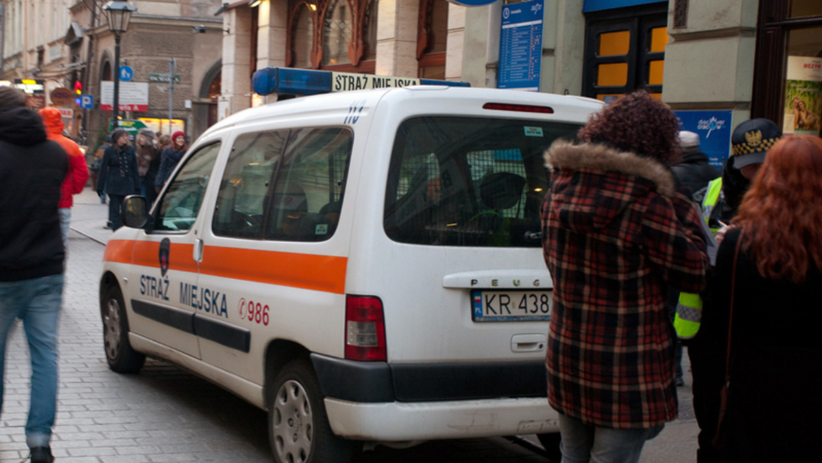 Elbląska straż miejska szuka ekshibicjonisty, który od kilku dni pojawia się na Modrzewinie.