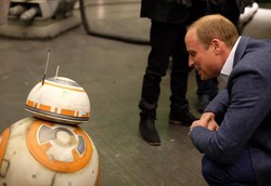 Książęta też mają moc! William i Harry na planie nowych "Gwiezdnych wojen" [ZDJĘCIA]