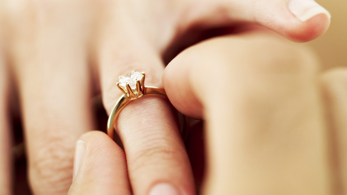 Pierścionek zaręczynowy - na której ręce się nosi?