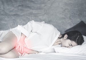 Jedan od simptoma upale trbušne maramice je i osetljivost stomaka na dodir