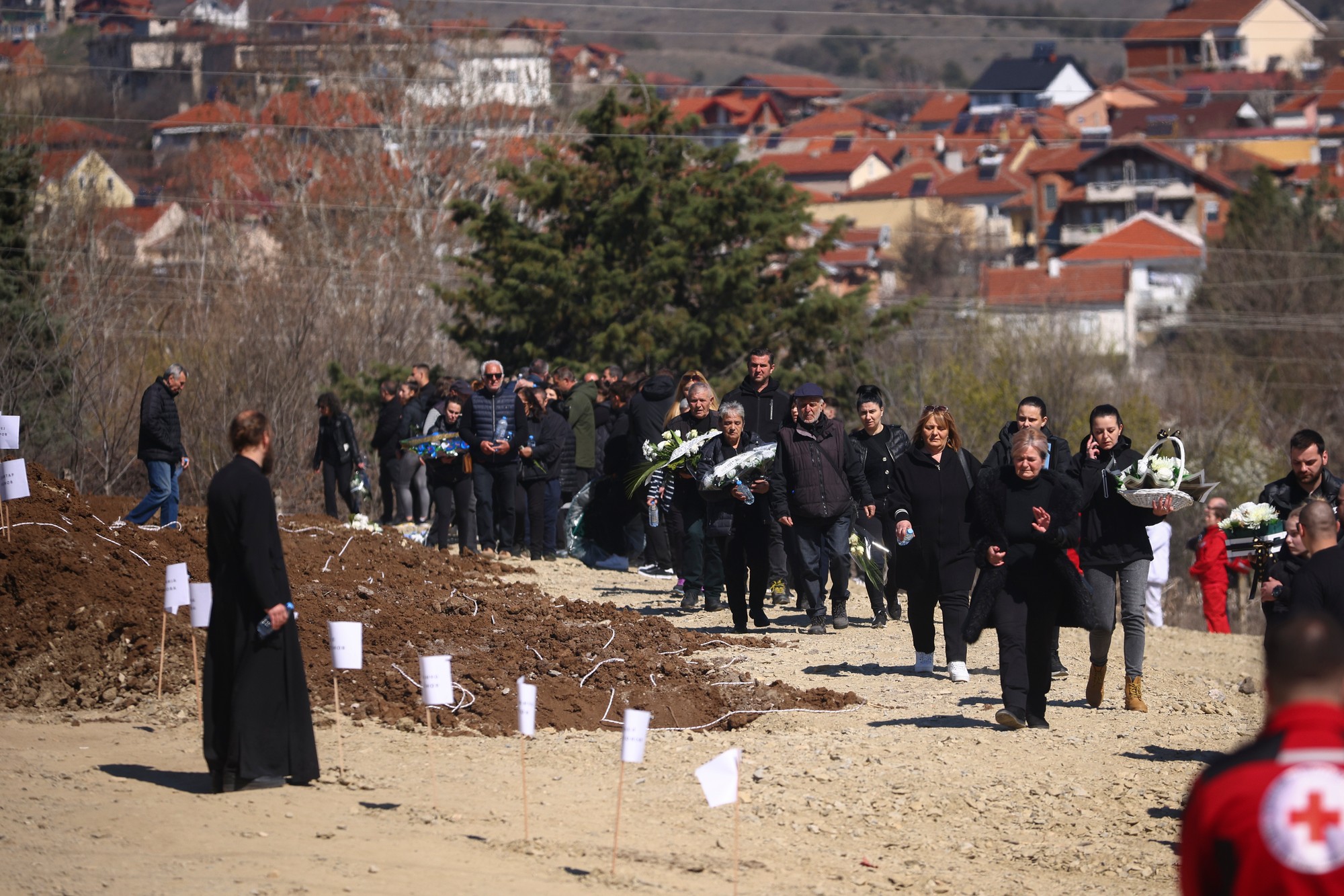 V Severnom Macedónsku sa konali pohreby obetí požiaru, bolo medzi nimi aj 6 maloletých.