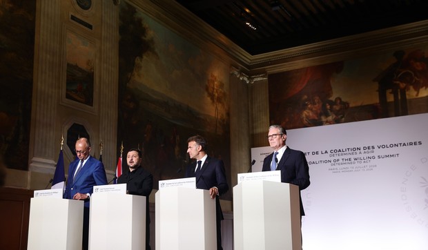 Fridrih Merc, Volodimir Zelenski, Emanuel Makron i Kir Starmer na konferenciji nakon samita Koalicije voljnih u Parizu 13. jula