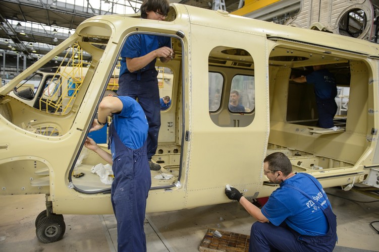 AW149 to dwusilnikowa maszyna o masie 8 ton. W kabinie transportowej (11,2 m sześc.) może zmieścić się 18 żołnierzy. <br><br>

fot. (mr) PAP/Wojciech Pacewicz