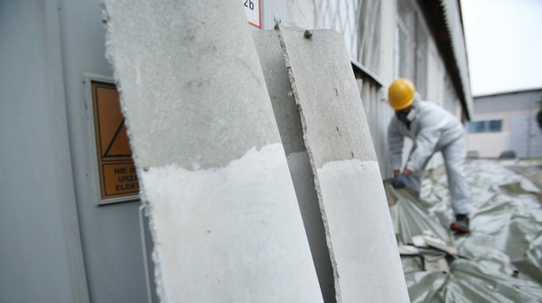 Wrocław od 2012 roku prowadzi program bezpłatnego usuwania azbestu i wyrobów zawierających ten rakotwórczy minerał. Miasto pokrywa do 100 procent kosztów demontażu, transportu i przekazania tych materiałów do unieszkodliwienia. 