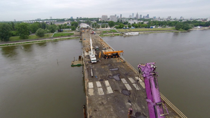 Remont Mostu Łazienkowskiego to konsekwencja pożaru, jaki miał miejsce w połowie lutego. Naruszona została konstrukcja mostu, dlatego przeprawa została natomiast wyłączona z ruchu. <br><br>fot. (cat) PAP/Darek Radzimierski