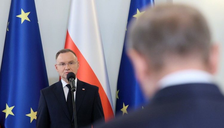 Starcie Dudy z Tuskiem o Bąkiewicza. Prezydent odciął się premierowi i... zareklamował swoją książkę