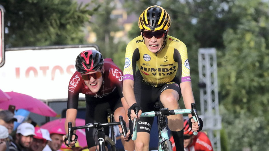 Rosjanin Paweł Siwakow (z lewej) z grupy Ineos i Jonas Vingegaard (z prawej) z Danii z ekipy Jumbo Visma na finiszu 6. etapu wyścigu kolarskiego 76. Tour de Pologne UCI World Tour, z Zakopanego do Kościeliska. Zdjęcie z 8 sierpnia 2019 r.