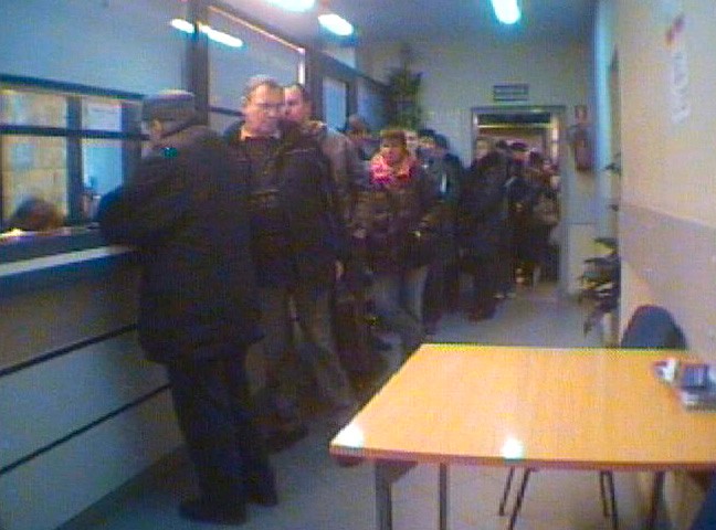 Gdy urzędniczki robiły zakupy, tłum ludzi tłoczył się w kolejce