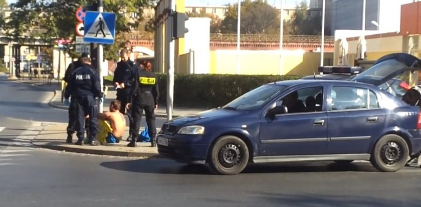 Wpadka policji. Przykuli człowieka do znaku i zgubili kluczyk. FILM