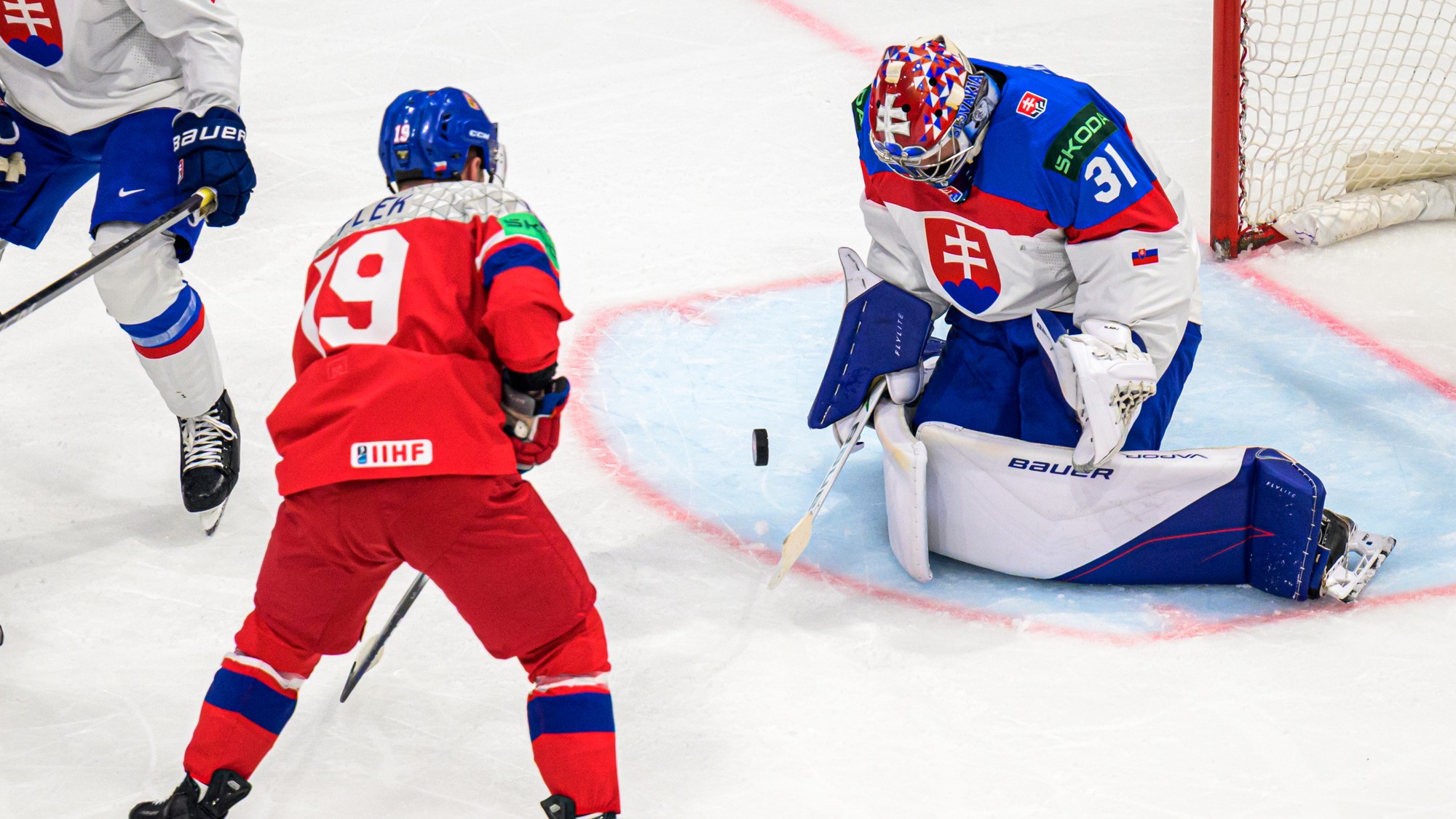 Jakub Flek (Česko) a brankár Samuel Hlavaj (Slovensko). 