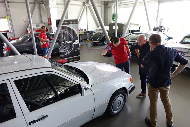 Nakładanie powłoki ceramicznej krok po kroku: to już absolutnie ostatnia chwila na poprawki! Niepotrzebne? To zostawiamy auto na kilka godzin pod dachem – nie wolno narażać go na kontakt np. z deszczem do czasu ostatecznego utwardzania powłoki.