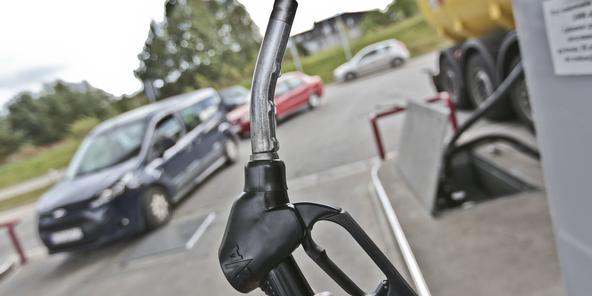 Ceny benzyny na stacjach wciąż szokują kierowców. Będą kolejne podwyżki.