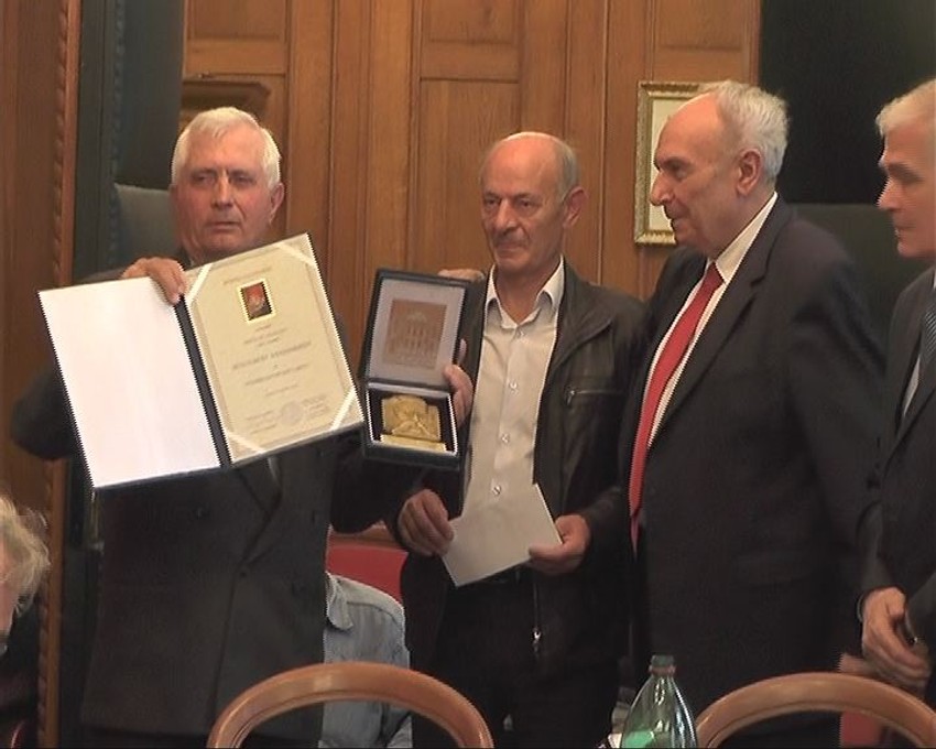  Dragoljub Zlatković prima nagradu Vukove zadužbine