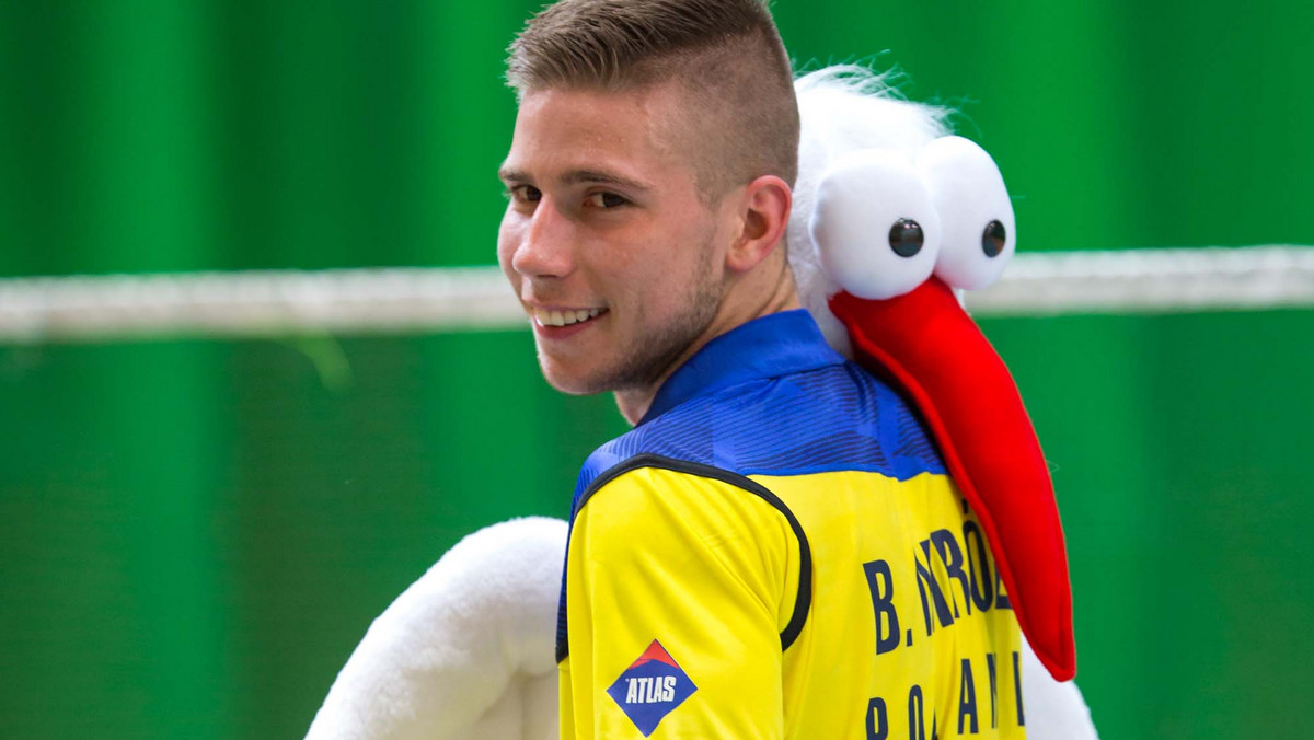 Bartek Mróz, polski parabadmintonista, odnosi kolejne sukcesy na międzynarodowych arenach. Wśród najnowszych zdobyczy medalowych Polaka są krążki wywalczone w Turcji oraz przyznany przez Europejską Federację Badmintona tytuł Sportowca Roku 2015 w kategorii parabadminton.