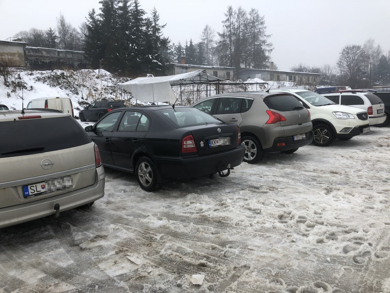 Parking przy nowotarskim jarmarku. Stoją tu głównie auta na słowackich tablicach rejestracyjnych.