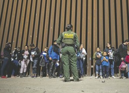 Administracja Bidena łączy pieniądze dla Ukrainy z ochroną granicy z Meksykiem