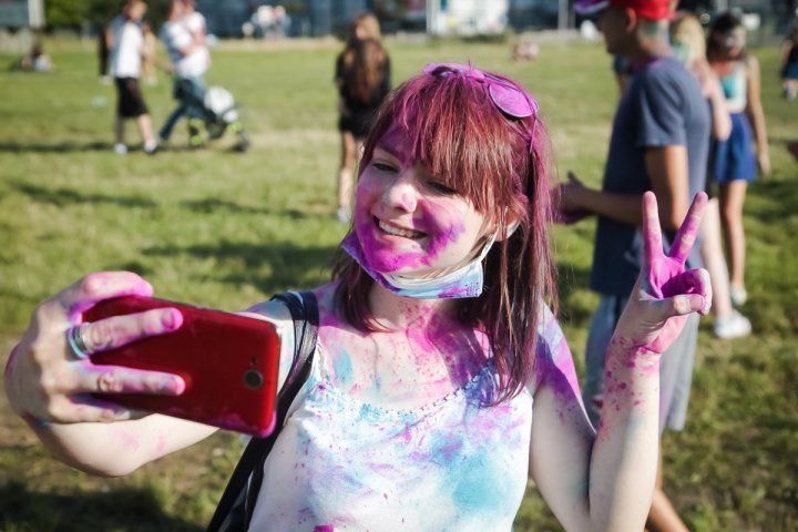 Kolor Fest. Przy dźwiękach Ekipy młodzi ludzie bawili się na święcie kolorów [ZDJĘCIA]