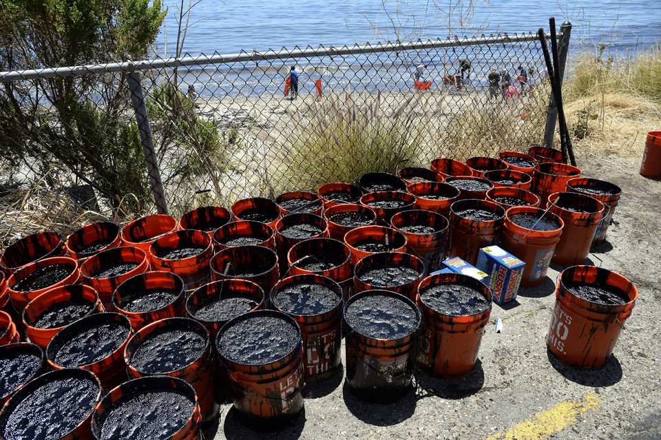 USA CALIFORNIA OIL SPILL (Oil spill on beach near Santa Barbara)