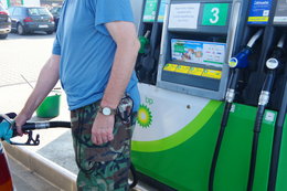 Benzyna ostro staniała, ale "dieslowcy" muszą łapać się za kieszeń