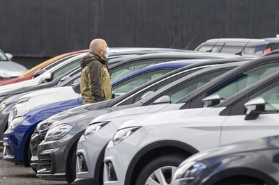 Komisja odpuści w sprawie elektryków? Na razie branża motoryzacyjna w UE wpada w coraz większe kłopoty