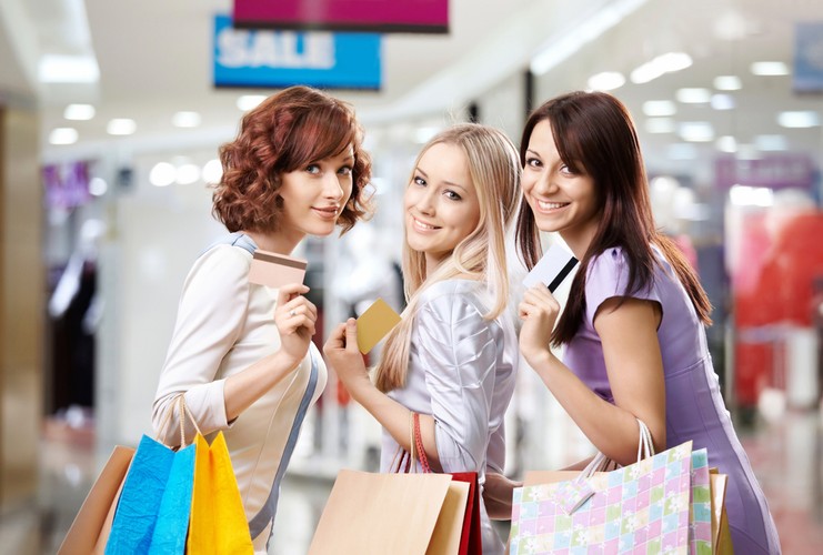 Powód nr 3: przyjaciółki wyciągają kobietę na zakupy nawet, a co za tym idzie: kobieta niepotrzebnie trwoni pieniądze