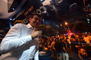 Stambuł zdobyty polityką miłości. Opozycyjny kandydat wygrał powtórzone wybory