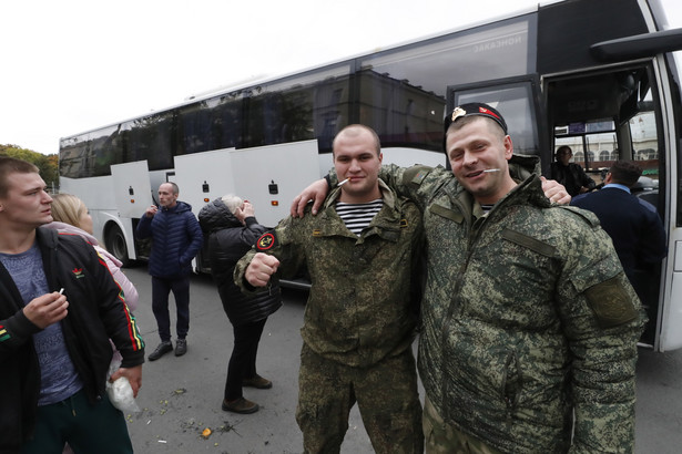 Rosjanie odjeżdżają na front w ramach "częściowej mobilizacji"