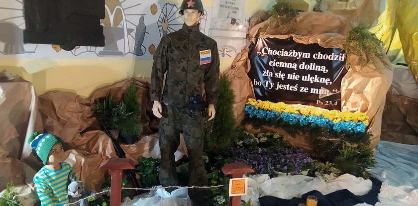Rosyjski żołnierz i dziecko z Ukrainy. Zdjęcia Grobu Pańskiego w sanktuarium spod Sieradza podzieliły Polaków
