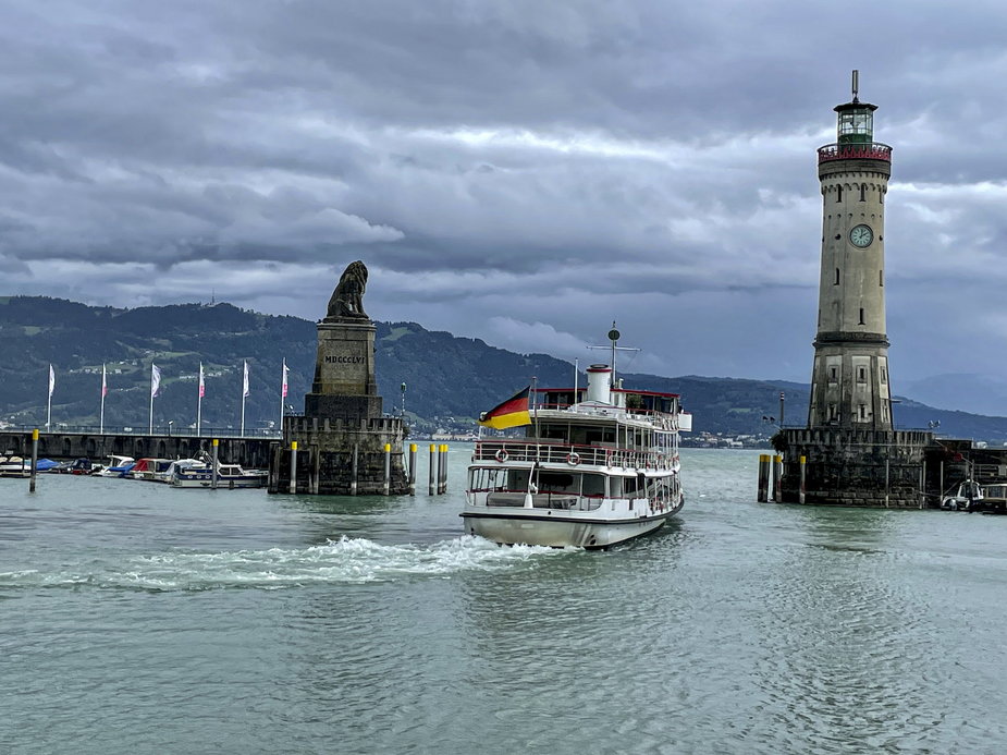 Jezioro Bodeńskie ma porty w trzech krajach. Rejsy wycieczkowe łączące brzegi niemiecki, austriacki i szwajcarski są bardzo popularne