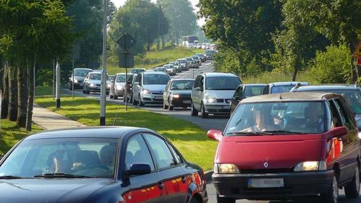 Szczecineccy drogowcy zbudują jeszcze w tym roku dwa ronda na newralgicznych skrzyżowaniach na krajowej "jedenastce" w Bobolicach. Zmotoryzowani w sezonie letnim muszą być przygotowani na gigantyczne utrudnienia w ruchu.