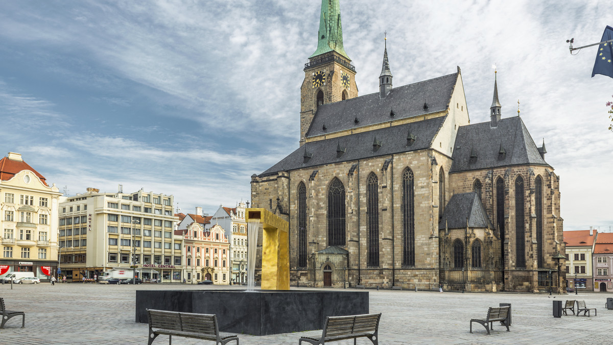 Wjazd do Pilzna nie jest zbyt zachęcający. Trzeba przekroczyć industrialne przedmieścia, minąć brzydkie, zaniedbane hale i socjalistyczne blokowiska posiadające tyle uroku co Leonid Breżniew. Tym bardziej zaskakuje to, co widzimy wewnątrz tego obwarzanka: śliczne centrum miasta, które zupełnie nie jest nastawione na turystów. Jest autentyczne.