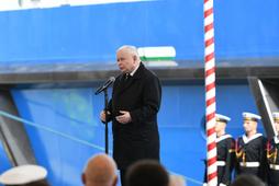 Prezes PiS Jarosław Kaczyński przemawia na otwarciu kanału żeglugowego przez Mierzeję Wiślaną