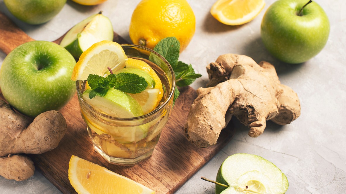 Osviežujúci nápoj z citróna, jablka a ďalších účinných ingrediencií dokáže s tráviacimi ťažkosťami zázraky.