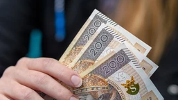 stały zasiłek dla bezrobotnych po 50. roku życia 2025 – ile wynosi netto i brutto? ile trwa zasiłek dla bezrobotnych po 50. roku życia? na rękę po 60 roku życia tabela