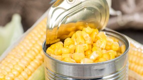 Trzymasz otwarte puszki w lodówce? Eksperci ostrzegają przed tym powszechnym błędem