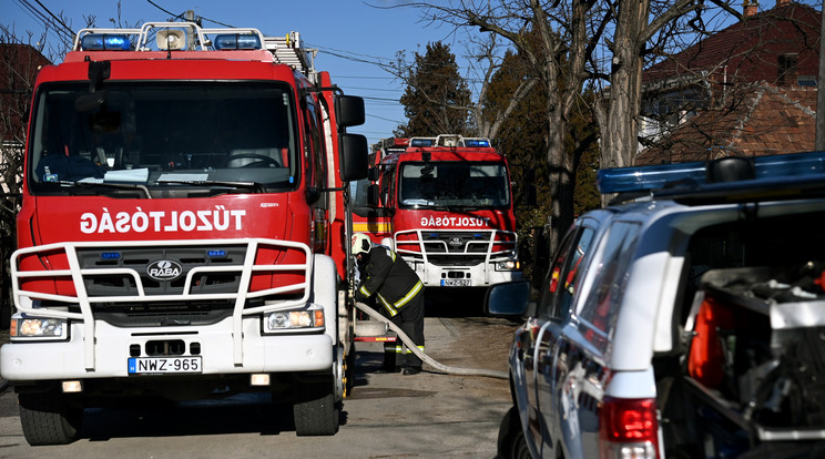 Tűzoltók dolgoznak egy kiégett családi háznál Dunaharasztiban / Fotó: MTI/Mihádák Zoltán