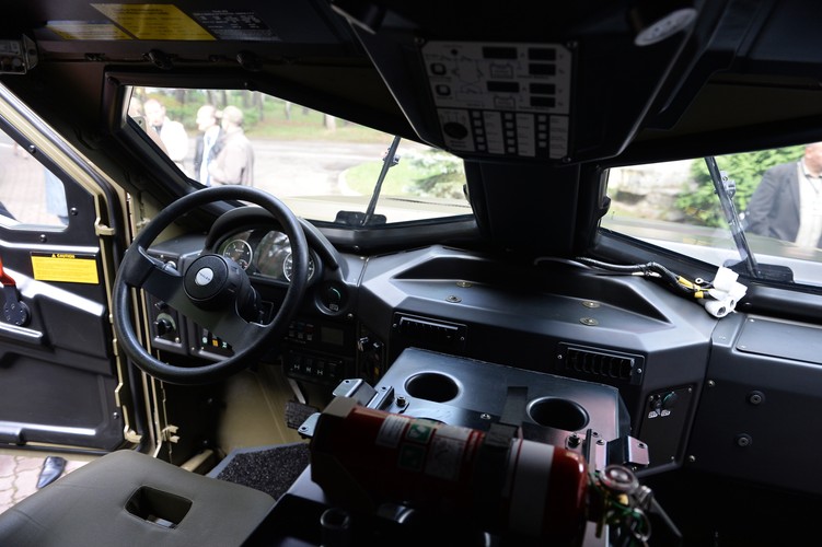 Widok wnętrza lekkiego wielozadaniowego pojazdu opancerzonego Hawkei <br><br> for. (obm/mr) PAP/Marcin Obara