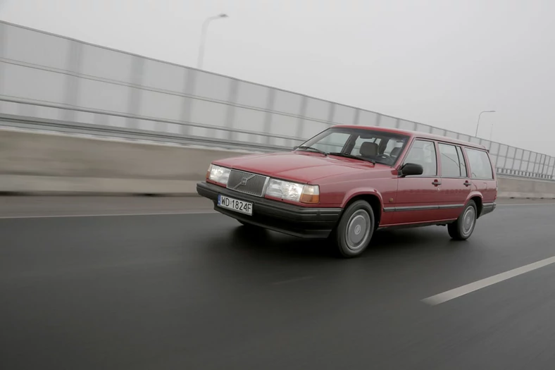 Prezentowane Volvo 740 GL pochodzi 
z 1991 roku. Auto ma na sobie, poza jednym błotnikiem, pierwszy lakier. Przednie lampy i grill prawdopodobnie są nieoryginalne (z serii 900), choć w niektórych „700-kach” montowano je już w 1991 r. 
Na pokładzie m.in. skóra i klimatyzacja.