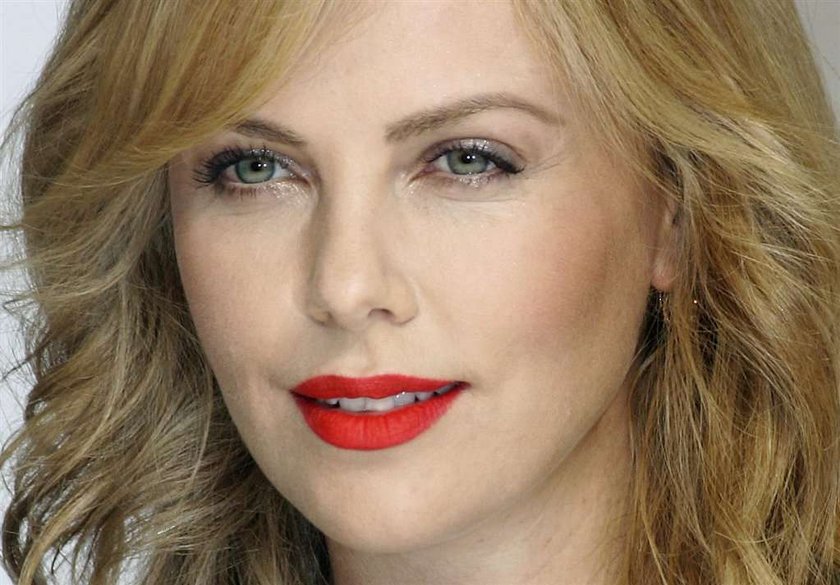 Charlize Theron skórzana sukienka