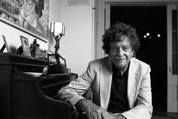 Kurt Vonnegut w swoim domu w Nowym Jorku, lata 80.