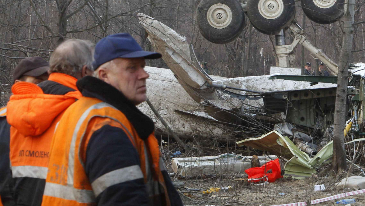 Grupie archeologów, którzy przeszukują teren katastrofy Tu-154M w Smoleńsku pomagają, poza osobami i instytucjami z Polski, także Rosjanie. Na miejscu badań mają zapewniony ogrzewany namiot, prąd i dostęp do wody.
