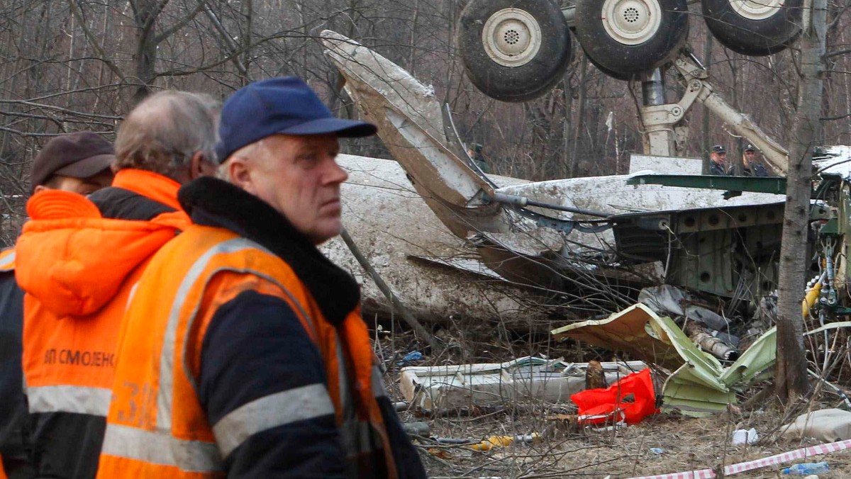 Grupie archeologów, którzy przeszukują teren katastrofy Tu-154M w Smoleńsku pomagają, poza osobami i instytucjami z Polski, także Rosjanie. Na miejscu badań mają zapewniony ogrzewany namiot, prąd i dostęp do wody.