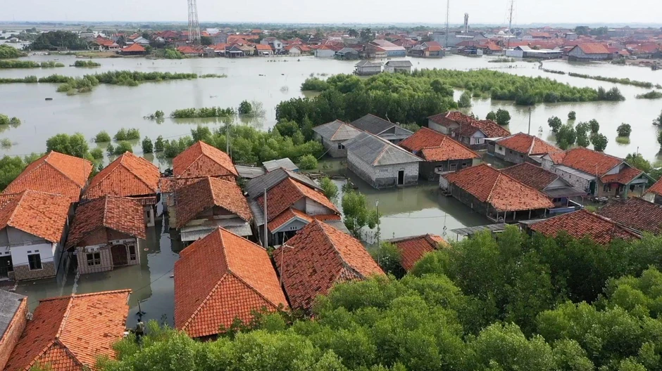 Susedni delovi mesta izgledaju kao izolovana ostrva kada stigne plima | Foto: Ivan Batara/BBC