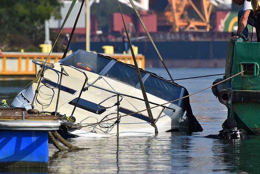 Wyłowiono jacht motorowy, który zatonął kilka dni temu w Świnoujściu