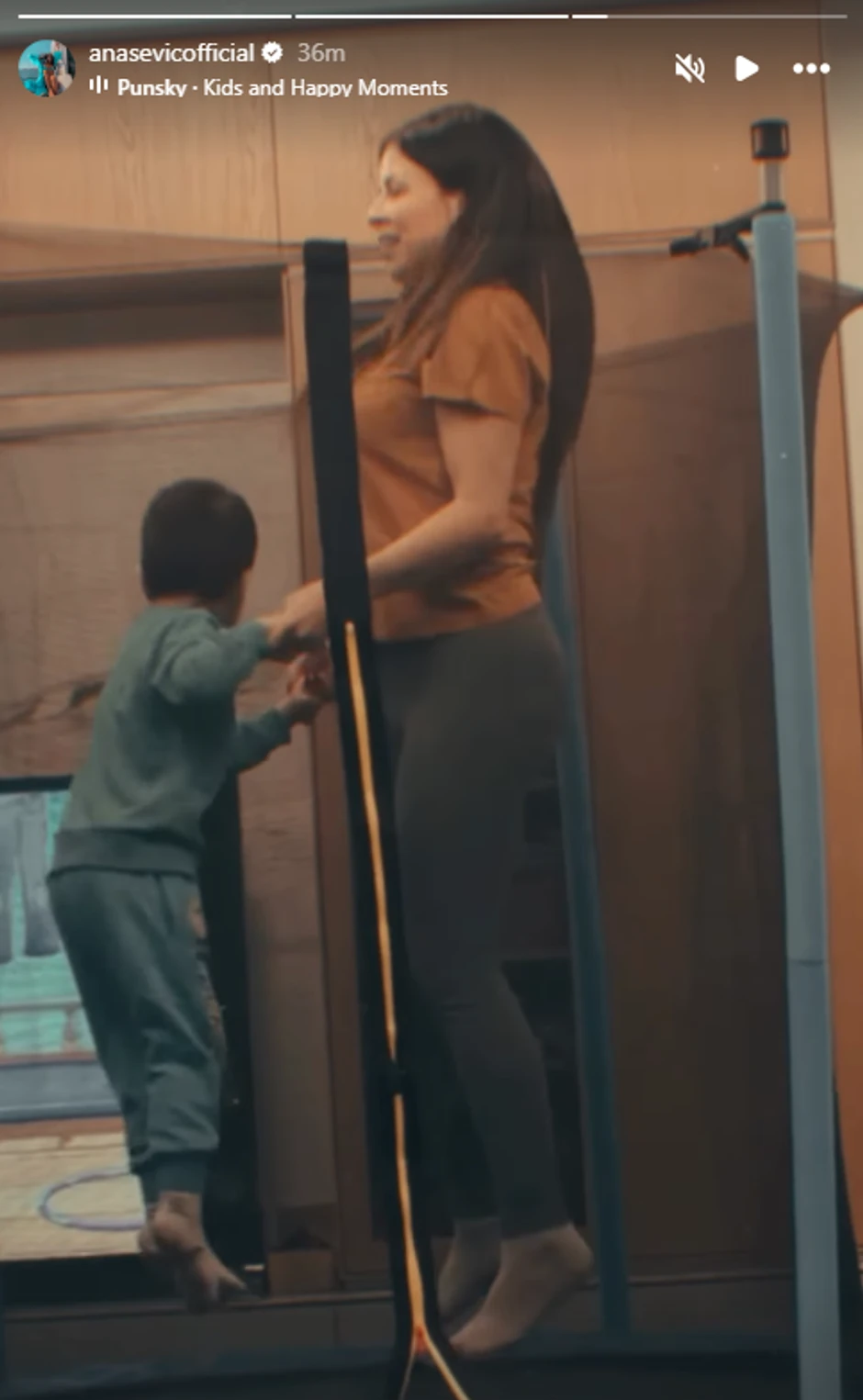 Ana Sević sa sinom skače na trambolini