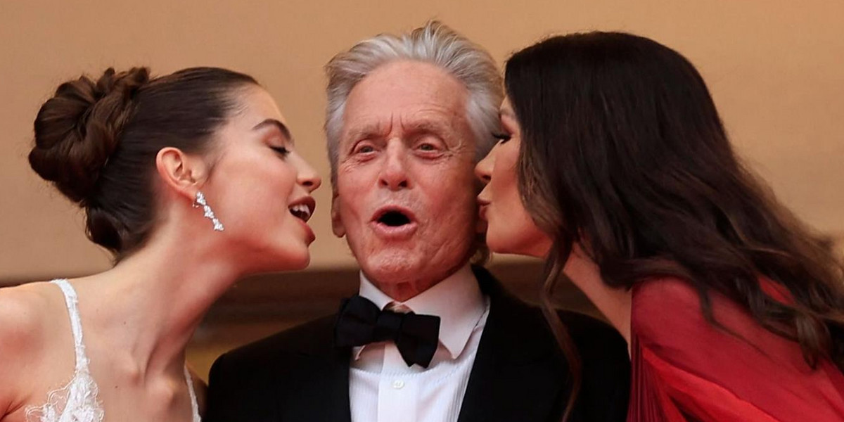 Michael Douglas zjawił się w Cannes z dwiema pięknościami. Jedna to żona. A druga? Zaskoczenie!