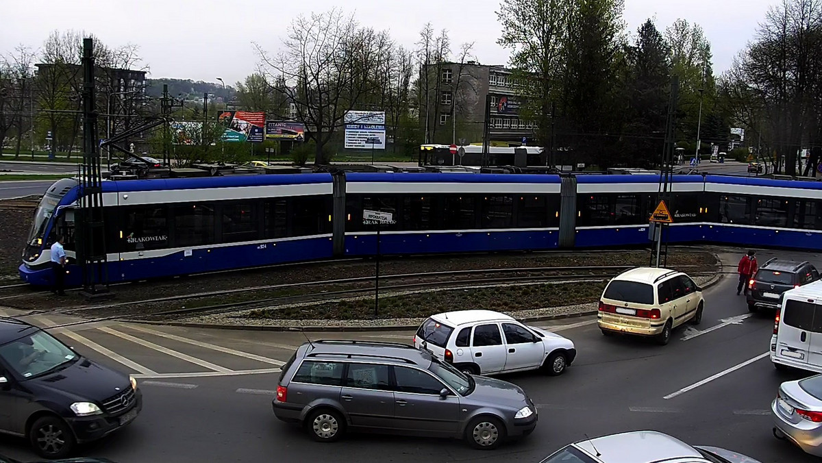 Komunikacyjny paraliż, tramwaje niekursujące przez około godzinę, spore utrudnienia dla pasażerów. Tak wyglądał poranek w miejskiej komunikacji w Krakowie. Powód? Siedem tramwajów złamało pantografy. Obecnie trwa wyjaśnianie co mogło być powodem "czarnej serii".